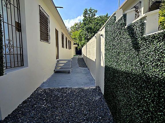 2nd image of 1064 Calle Del Gdn