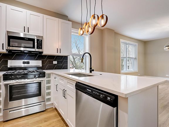 5th image of 3220 W Wellington Ave #2W