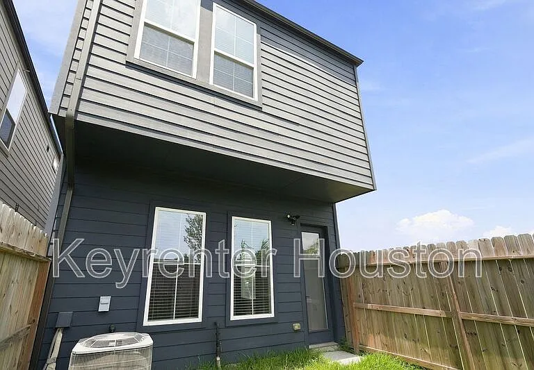 2908 Stevens St — Photo 15