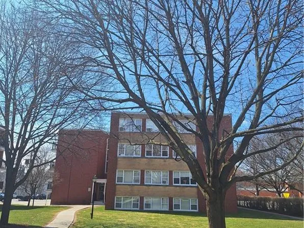 2052 Courtland Dr #303, Burlington, ON L7R 1R8