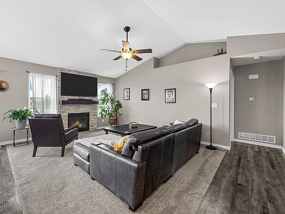4th image of 544 Driftwood Ln