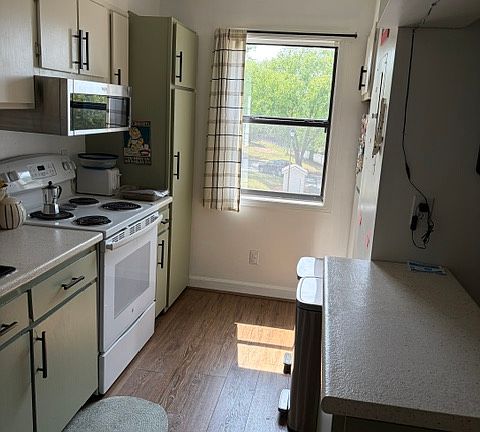 3rd image of 290 Appleby Mews Dr