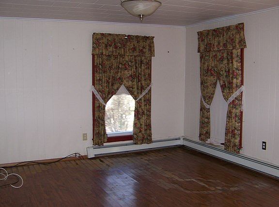 4th image of 204 E Elm St