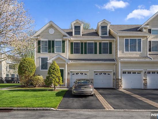 36 Woods Edge Rd, Old Tappan, NJ 07675