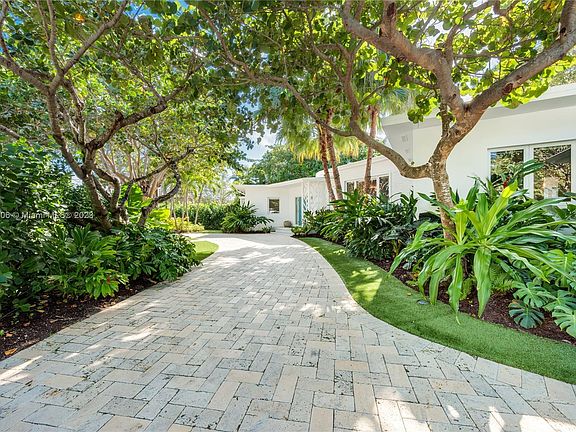 5th image of 424 E San Marino Dr