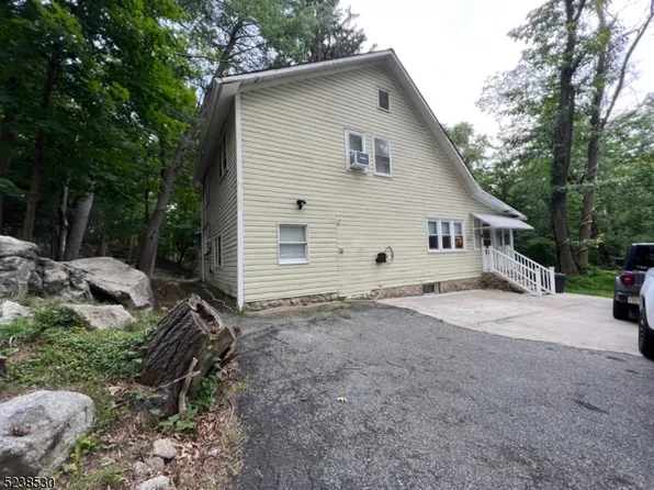 139 Pine Tree Rd, Bloomingdale Boro, NJ 07403