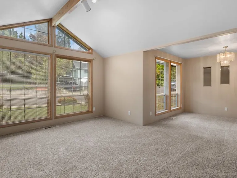 2495 NW Loma Vista Dr — Photo 3