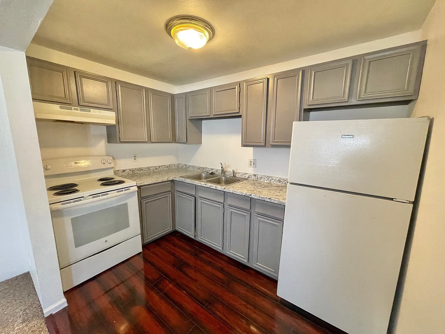2 bed, 744 sqft, $1,200 — Photo 3