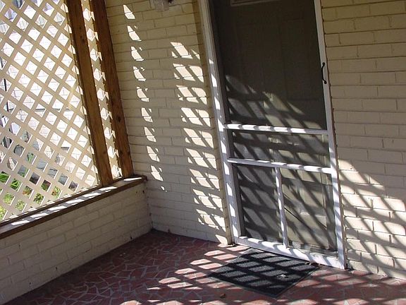Private entrance from rear patio