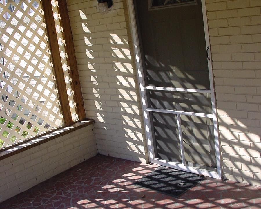 Private entrance from rear patio