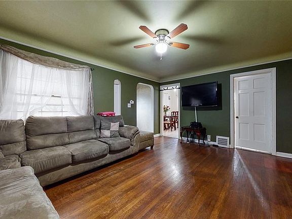 4th image of 15909 Throckley Ave