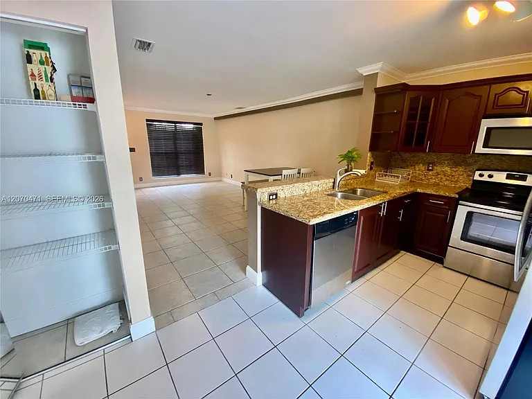 2864 Cambridge Ln — Photo 3