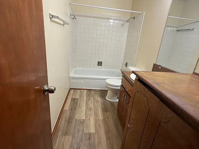 Fox Valley Apartments — Photo 17