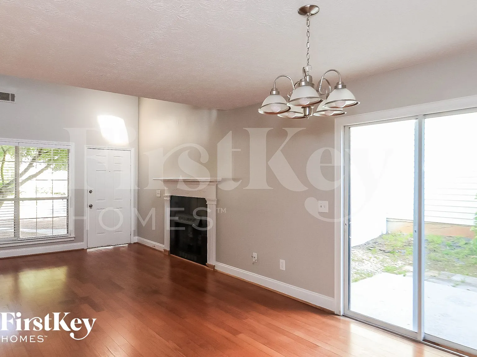 3 bed, 2.0 bath, 1300 sqft, $2,235 — Photo 4