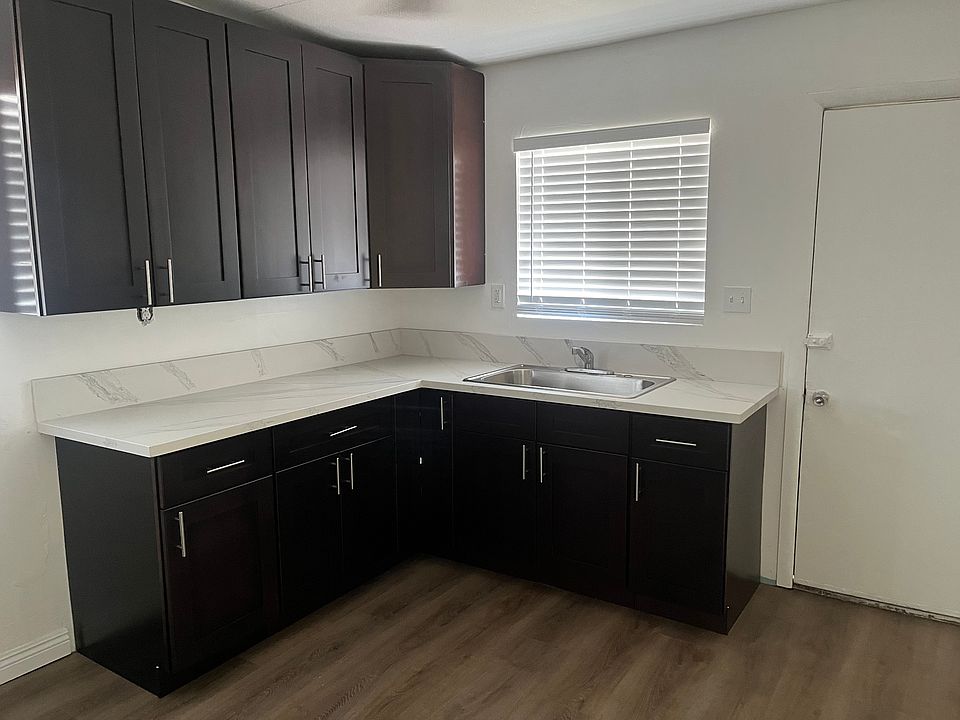 1st image of 319 W B St #1/2