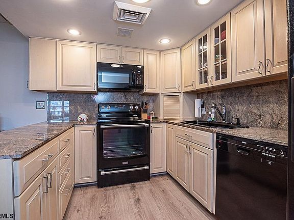 5th image of 500 Bay Ave #201N