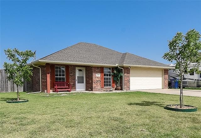 1st image of 907 Robineta Ln