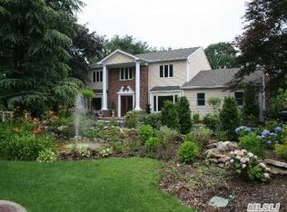 4 Burnham Ln, Dix Hills, NY 11746