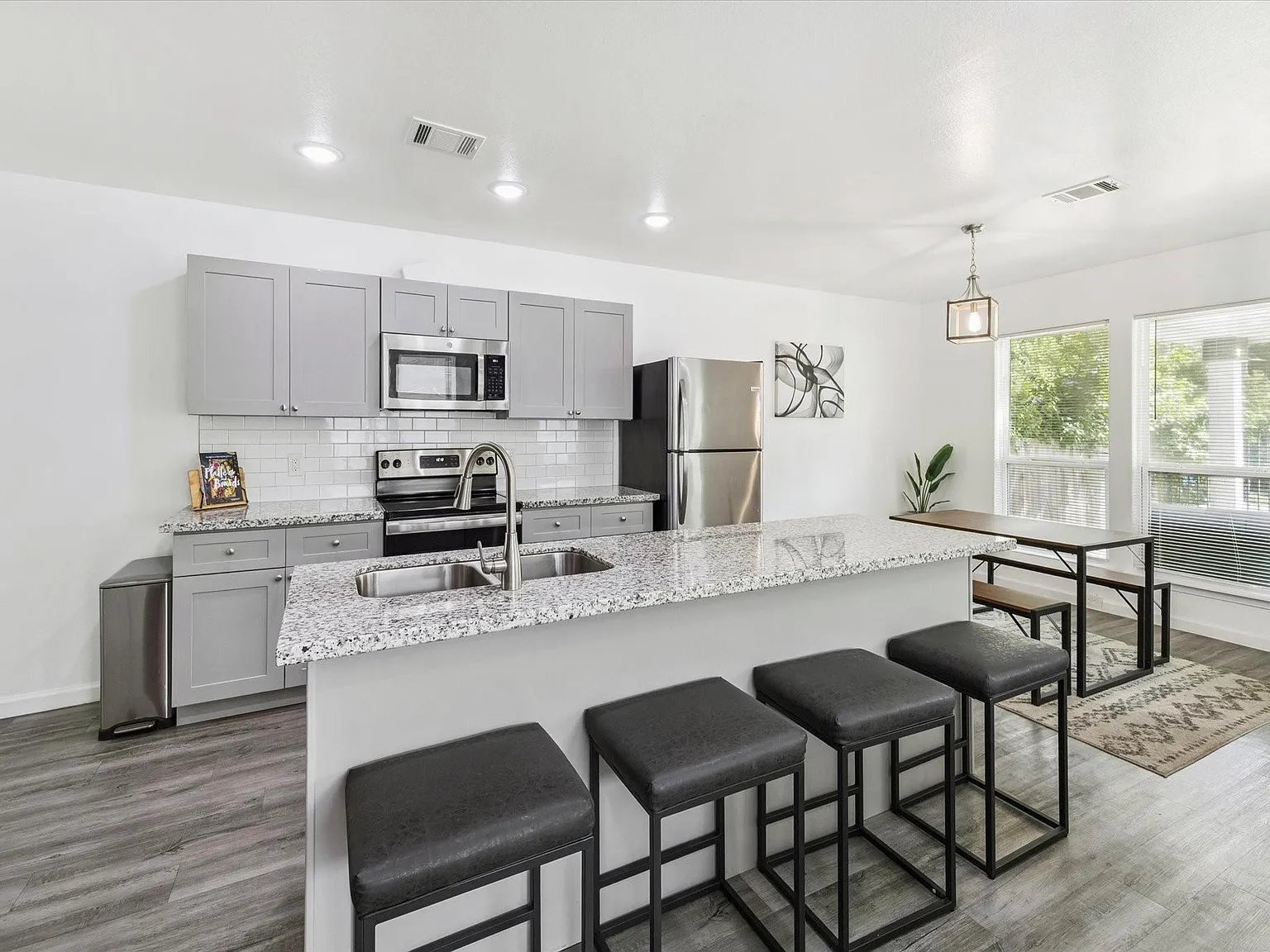 4 bed, 2.0 bath, 1621 sqft, $3,100 — Photo 4