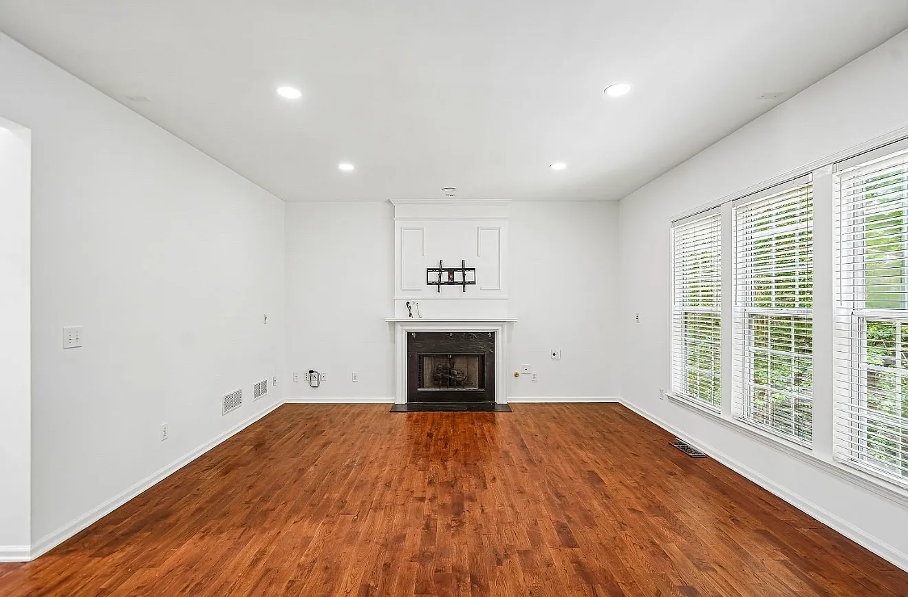 5 bed, 3.5 bath, 4693 sqft, $3,500 — Photo 4