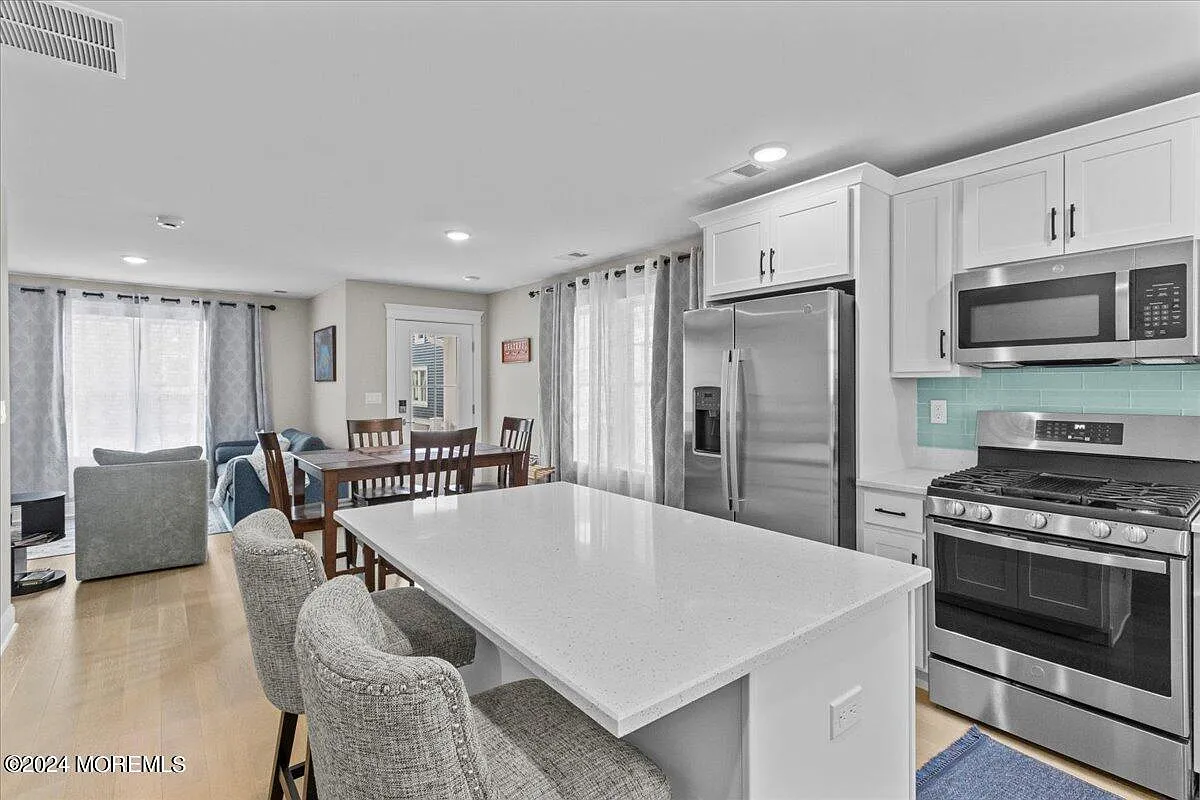 3 bed, 2.5 bath, $4,000 — Photo 1