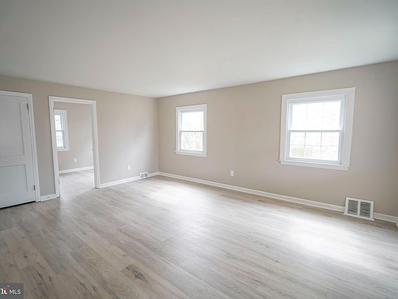 4th image of 542 Arlington Ave