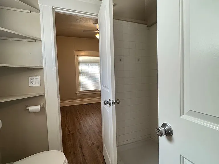 513 E Walnut St — Photo 21
