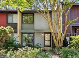 2210 Coppersmith Sq, Reston, VA 20191