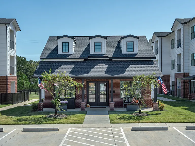 Burnett Trail Apartments — Photo 13