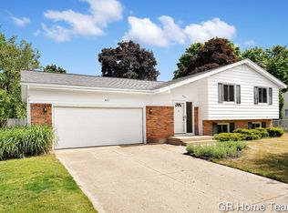 895 Bellewood Dr SE, Kentwood, MI 49508