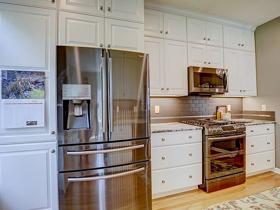 5th image of 22 Settler Hill Cir