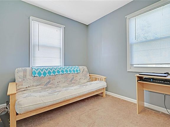 5th image of 44 Eisenhower Dr