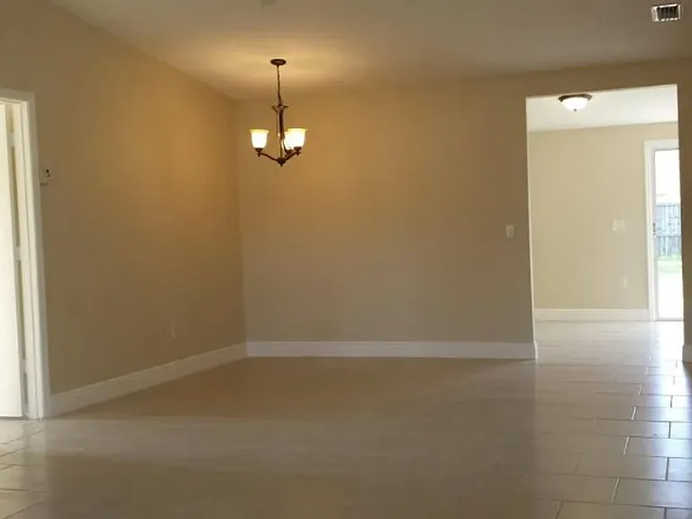 1182 SW Gastador Ave — Photo 4