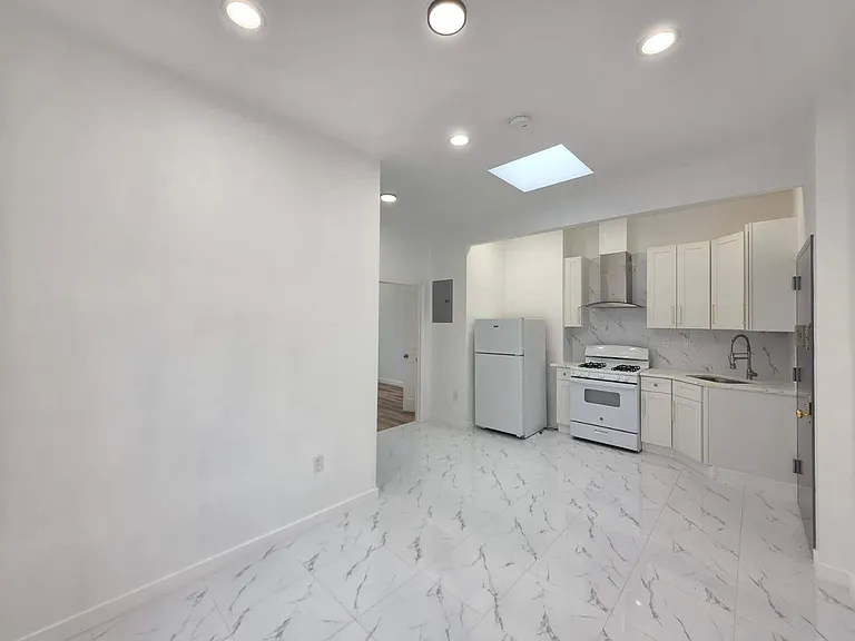 2722 E 26th St #2R — Photo 7