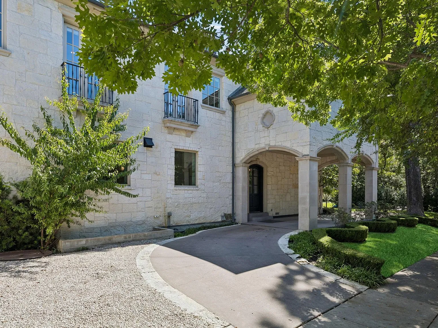 5 bed, 5.5 bath, 9550 sqft, $30,000 — Photo 3