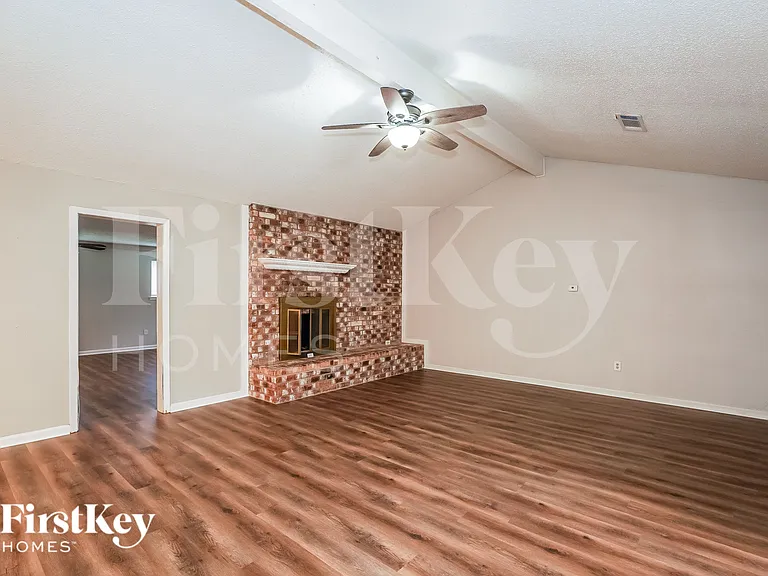 2100 Cedar Ct — Photo 3