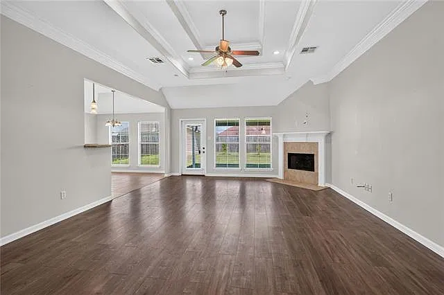 3 bed, 2.0 bath, 1685 sqft, $2,100 — Photo 2