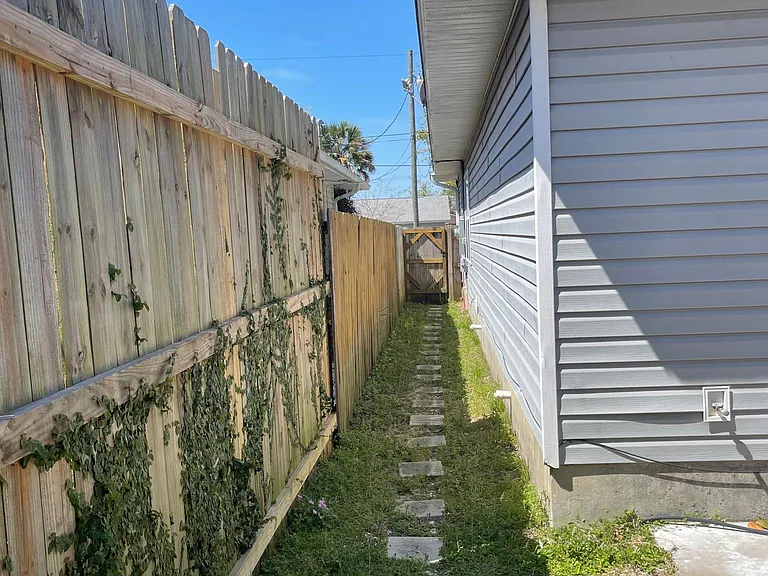 904 N Davis Hwy — Photo 18