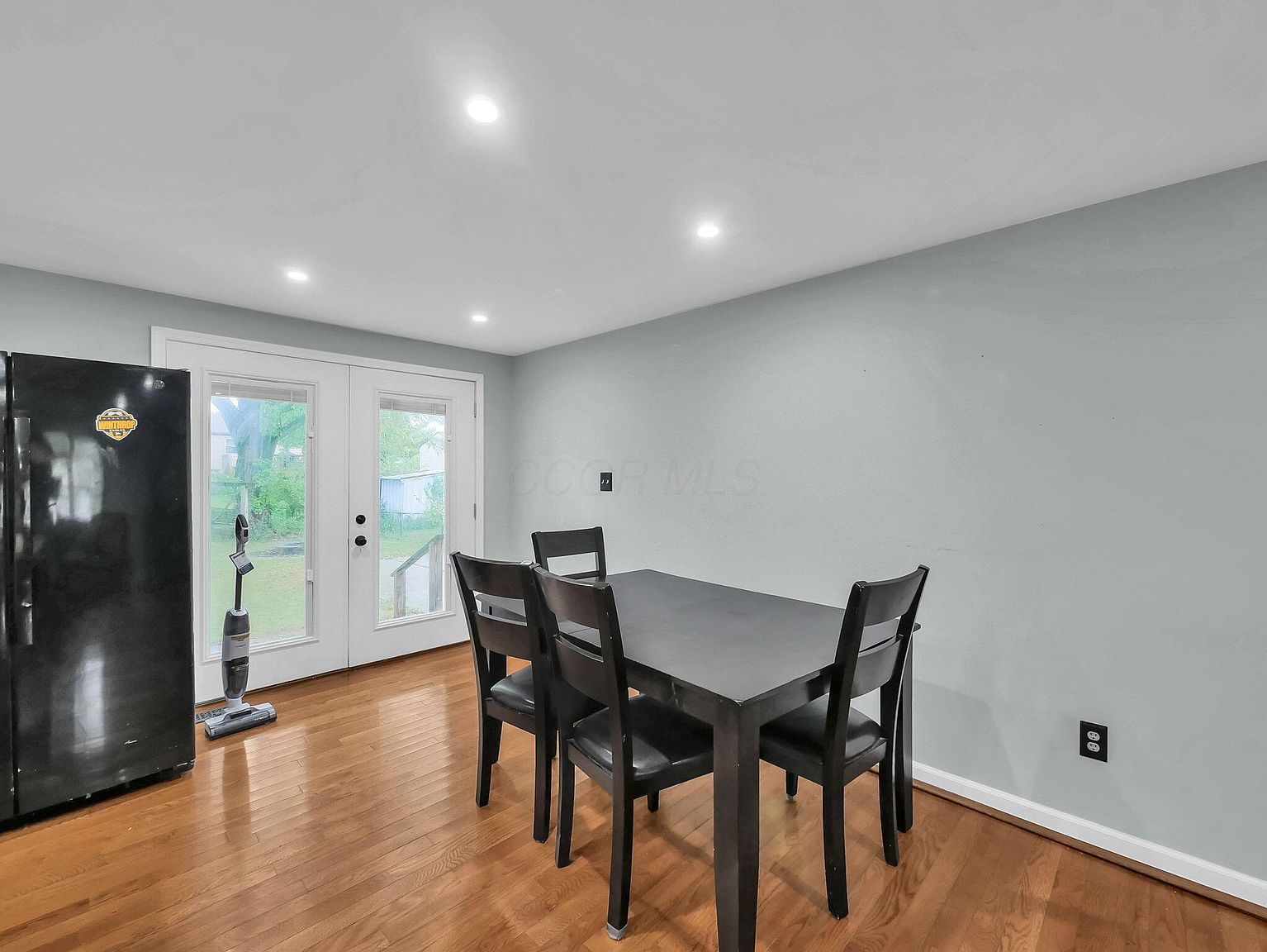 Listing photo 5 for 2272 Topaz Dr