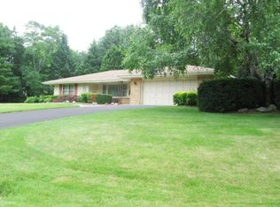 20145 Glenoaks Dr, Brookfield, WI 53045