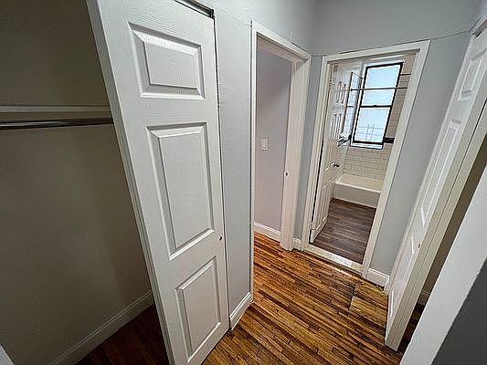 3rd image of 946 Bronx Park S APT 1D