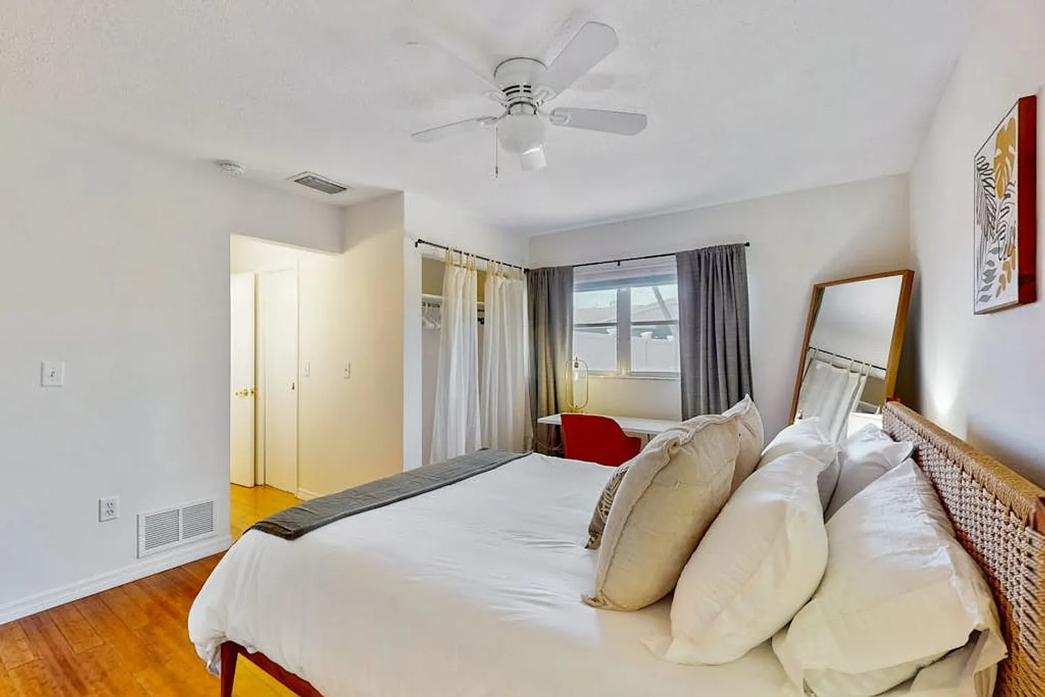 2 bed, 1.0 bath, 1248 sqft, $2,848 — Photo 4