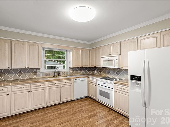 5th image of 2596 Kirkover Dr