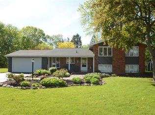 7 Rockford Ln, Fairport, NY 14450