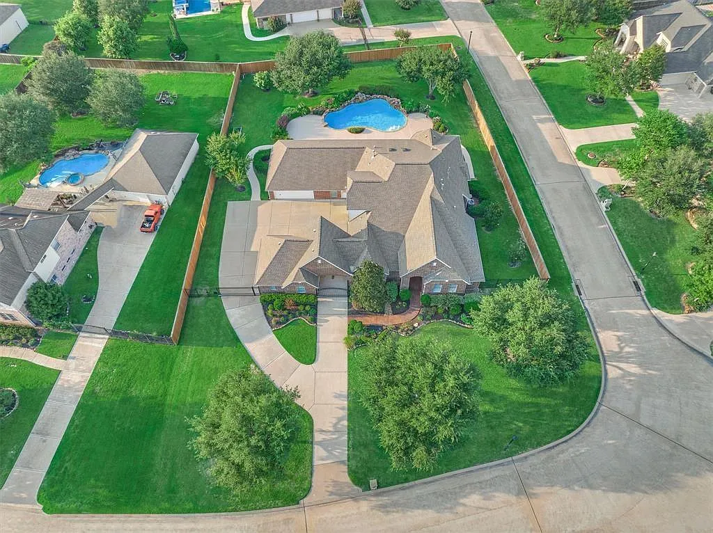 4 bed, 4.5 bath, 4480 sqft, $5,299 — Photo 3
