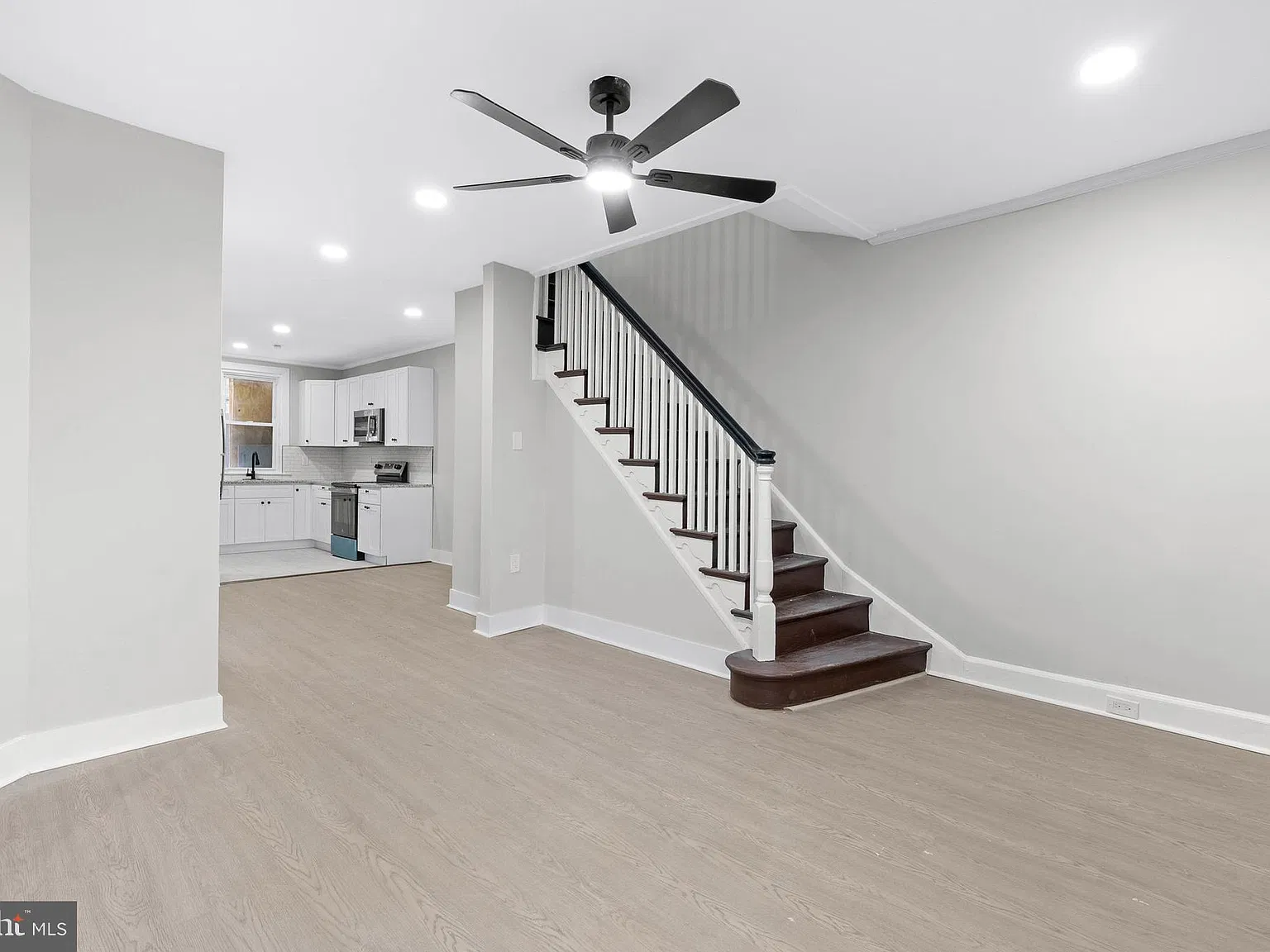 3 bed, 1.5 bath, 1030 sqft, $2,000 — Photo 4