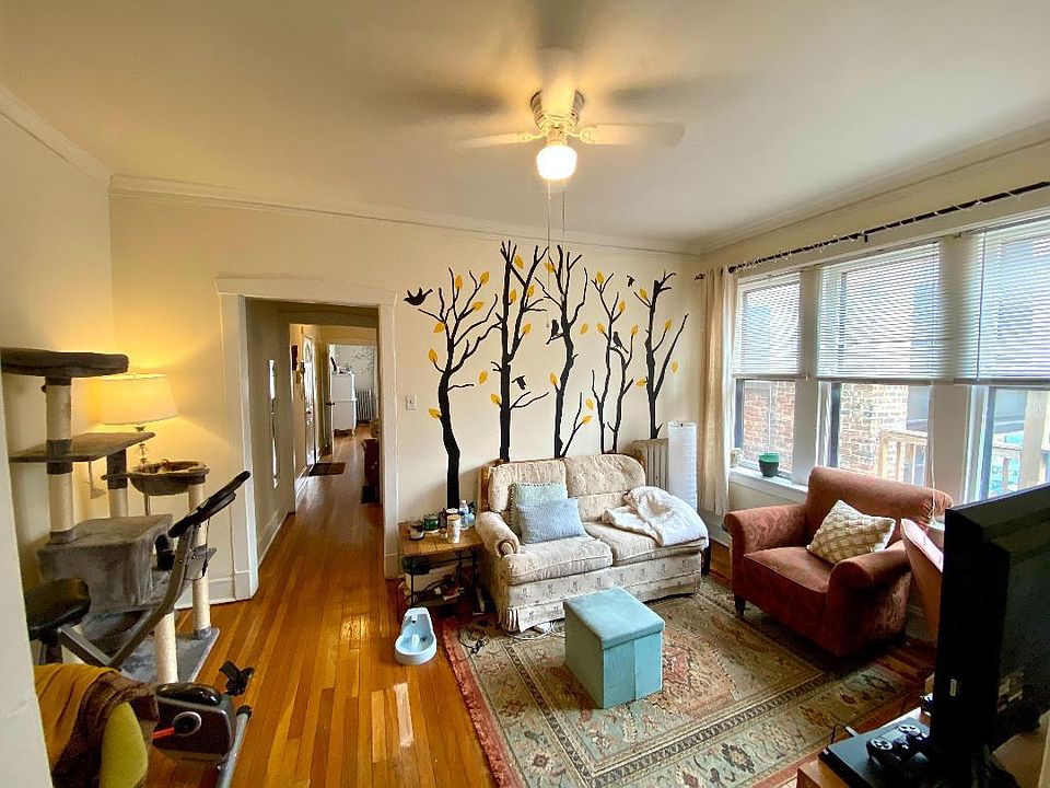 1st image of 1924 W Montrose Ave APT 3