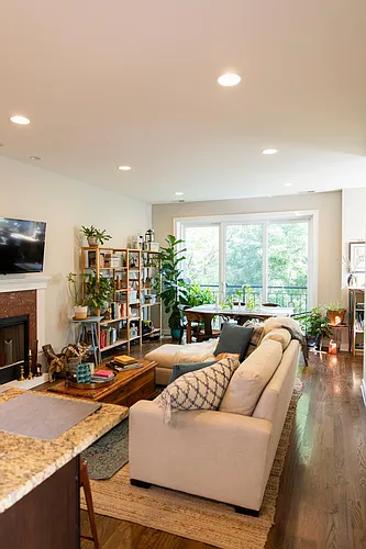 2425 W Homer St #2 Photo 1