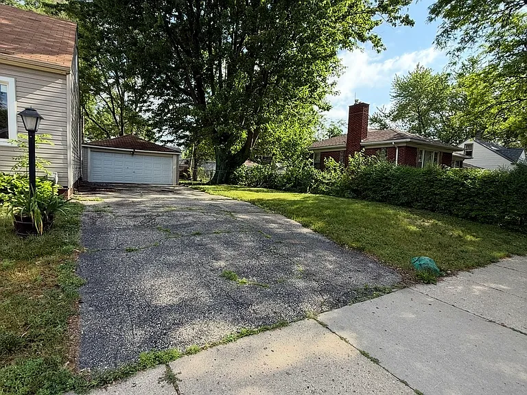 8449 Fisher Ave — Photo 2