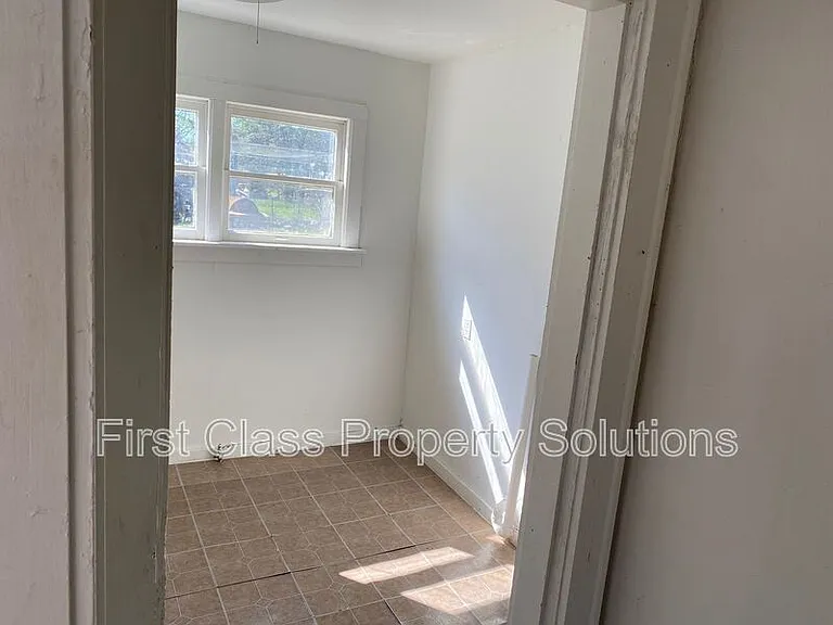 1801 N Jordan Ave — Photo 13
